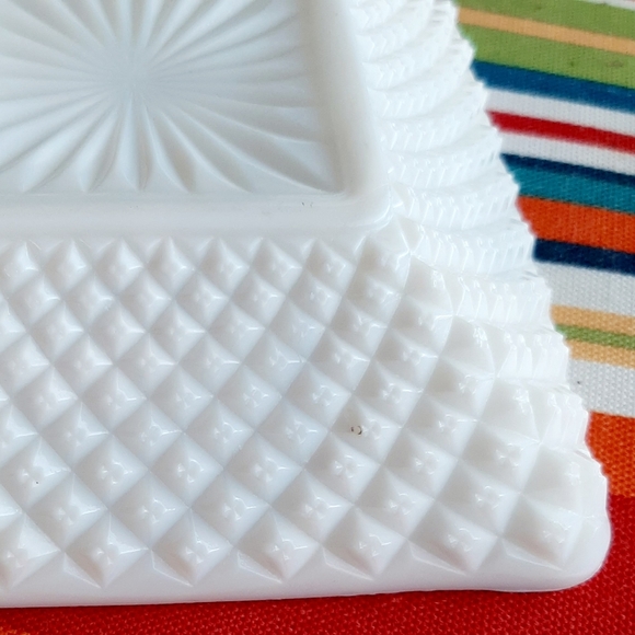 VTG SQUARE MILK GLASS ASHTRAY - Picture 10 of 10